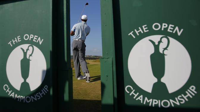 Tiger Woods guarda il suo tee-shot. Reuters